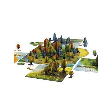 Différentes essences d’arbres rivalisent pour pousser et contrôler le terrain de la petite île ensoleillée.