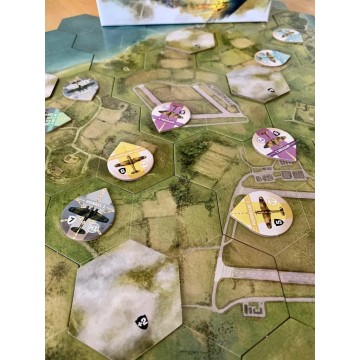 Inflexibles : Bataille d’Angleterre est un jeu indépendant de la série Inflexibles, qui adapte la mécanique des jeux précédents
