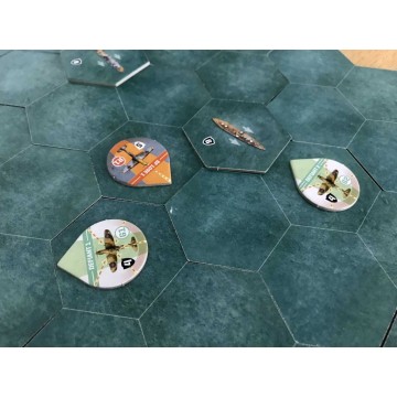 Inflexibles : Bataille d’Angleterre est un jeu indépendant de la série Inflexibles, qui adapte la mécanique des jeux précédents